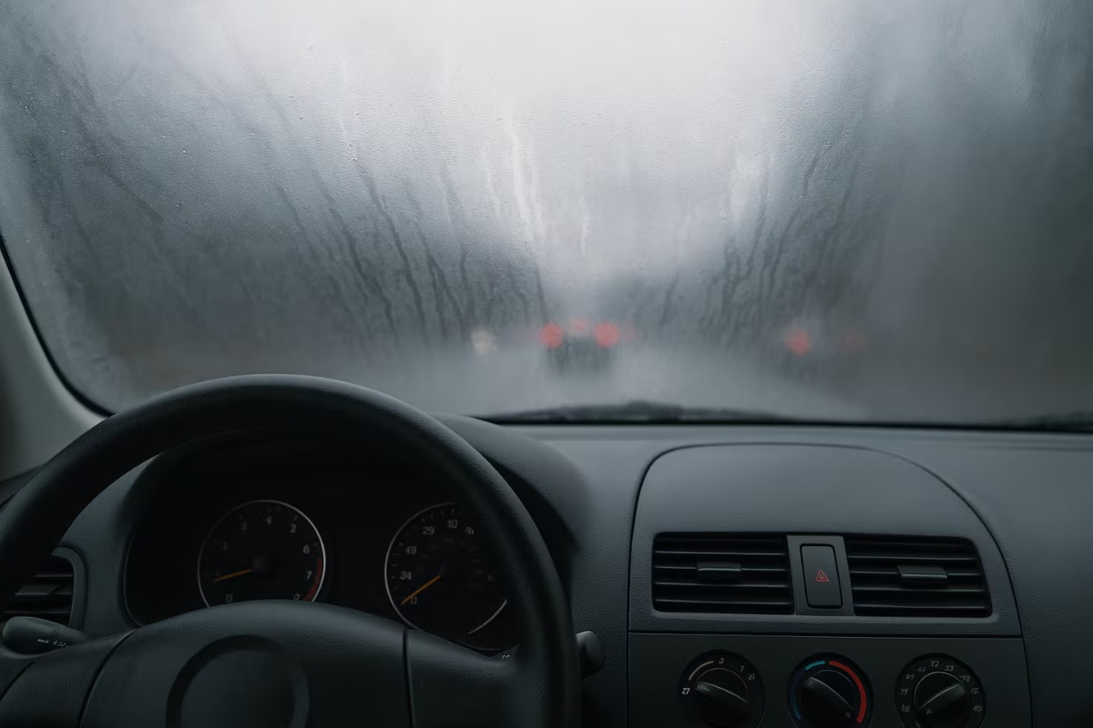 Tajni trikovi za kristalno čista stakla: Odmaglite svoj automobil bez klima uređaja! detail 2