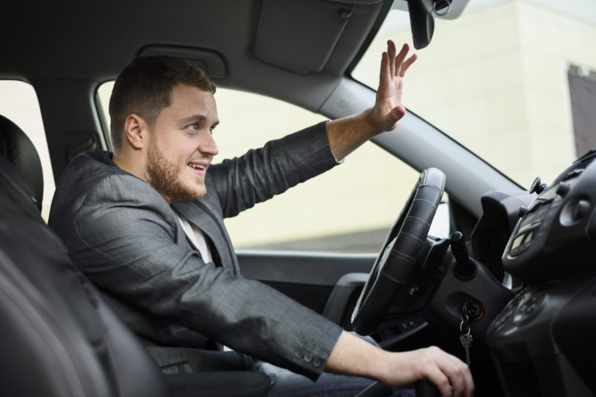 Psihologija sugerira da je zahvaljivanje vozačima automobila gestom ruke pri prelasku ulice karakteristično za određene osobe detail 2