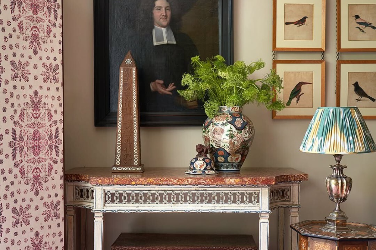 Muškarac kupuje stol za manje od 30 eura u second-hand trgovini i kasnije otkriva da pripada Kraljevskoj kruni: 