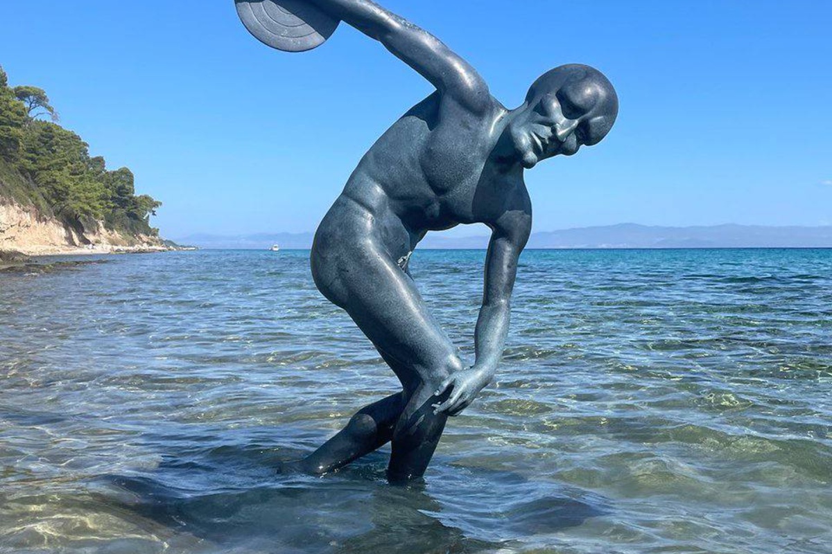 🇬🇷 U Grčkoj je muškarac potopio 3-metarsku statuu Squidwarda s Chad licem kako bi zbunio arheologe budućnosti 😧 detail 2