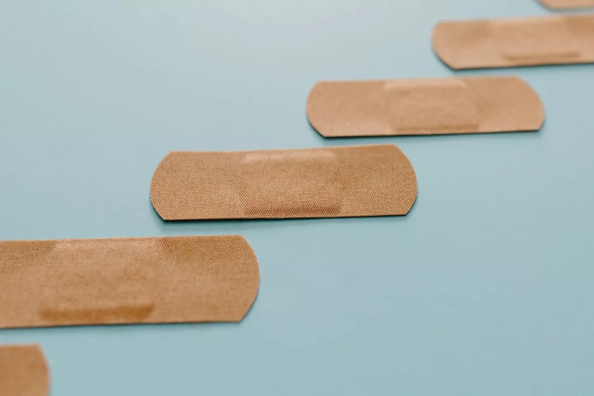 Zalijepite ovo na potplate svojih cipela i nikada više nećete skliznuti na ledu detail 2