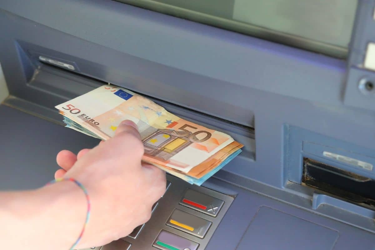 Čovjek želi razmijeniti 3000 eura na bankomatu – Šokantno otkriće koje mu donosi poruku: 