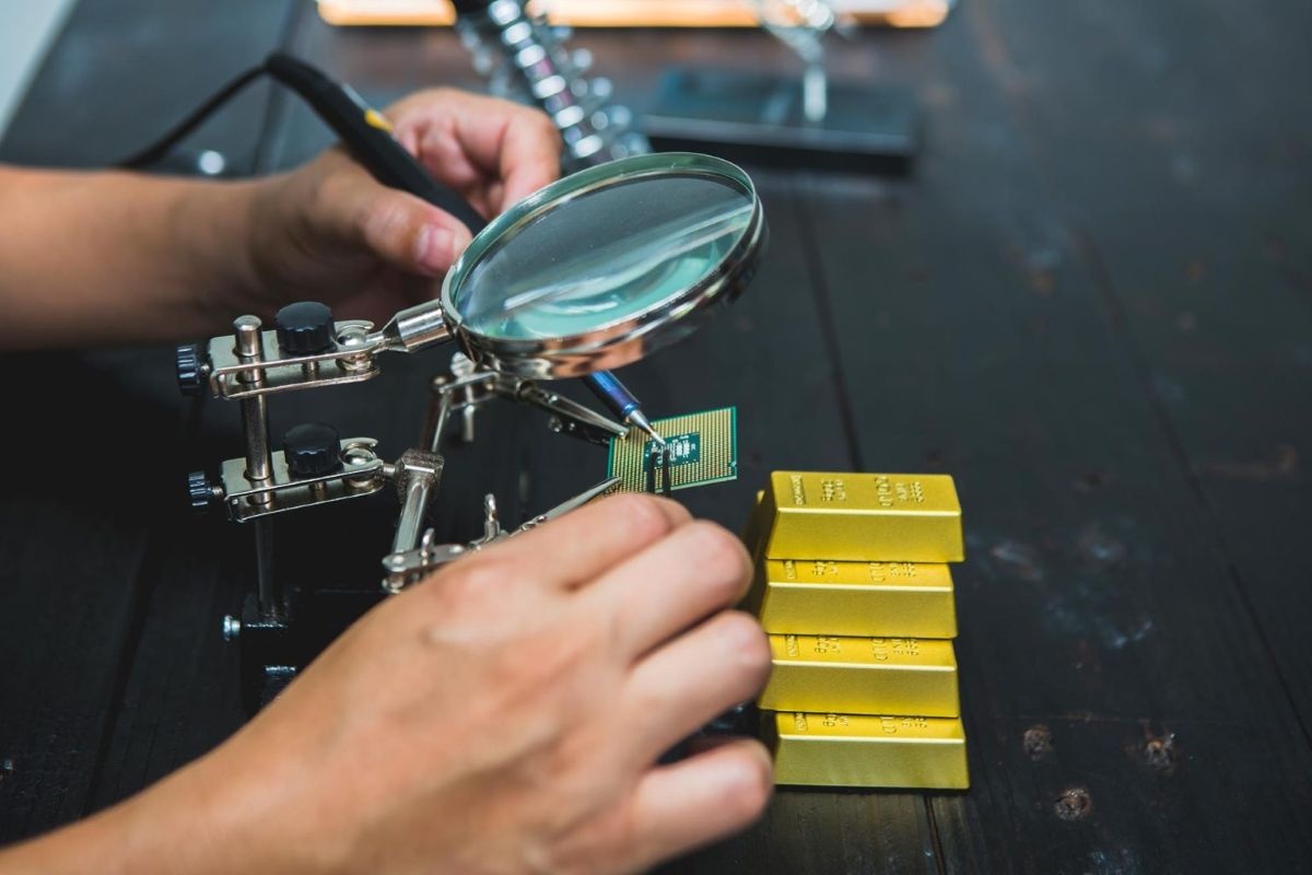 Elektronički uređaj koji svi bacamo, a koji sadrži 450 miligrama 22-karatnog zlata detail 2