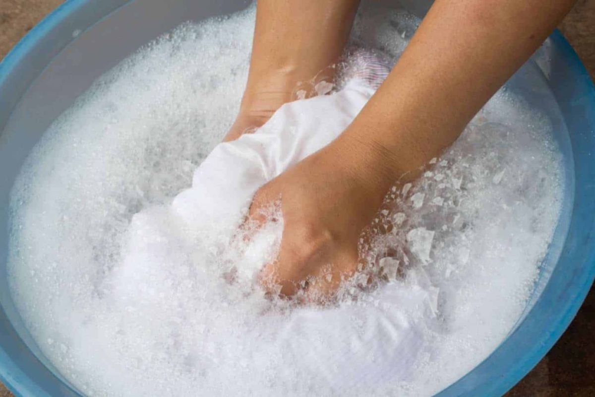 Kako ručno ili u perilici ukloniti žute mrlje s jastuka: „Uranjamo ih u vruću vodu” detail 2