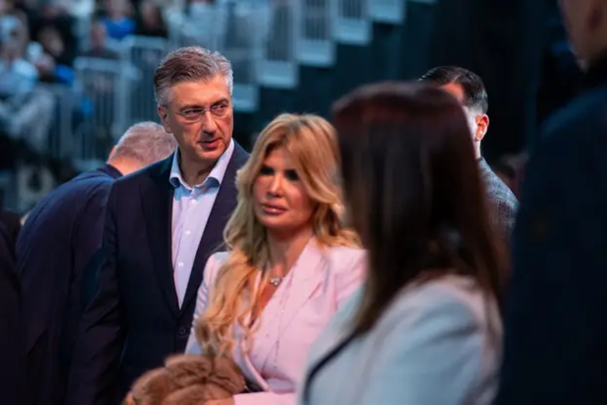 Bivša supruga Tedeschija mlađeg nova je partnerica šefa HNS-a: zajedno uživali na koncertu klape Intrade detail 2