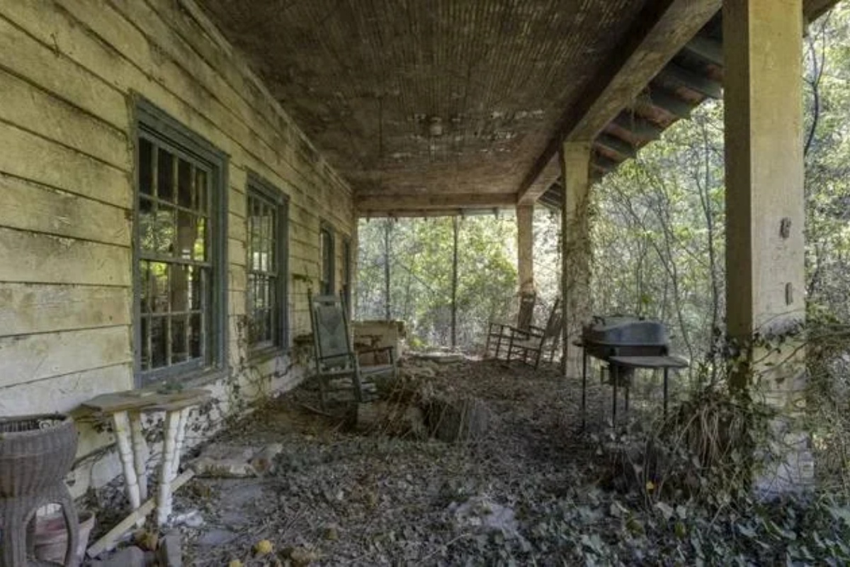 Dom kolekcionara retro automobila. Amerikanac pronašao napuštenu kuću u šumi i ispričao njezinu priču detail 2