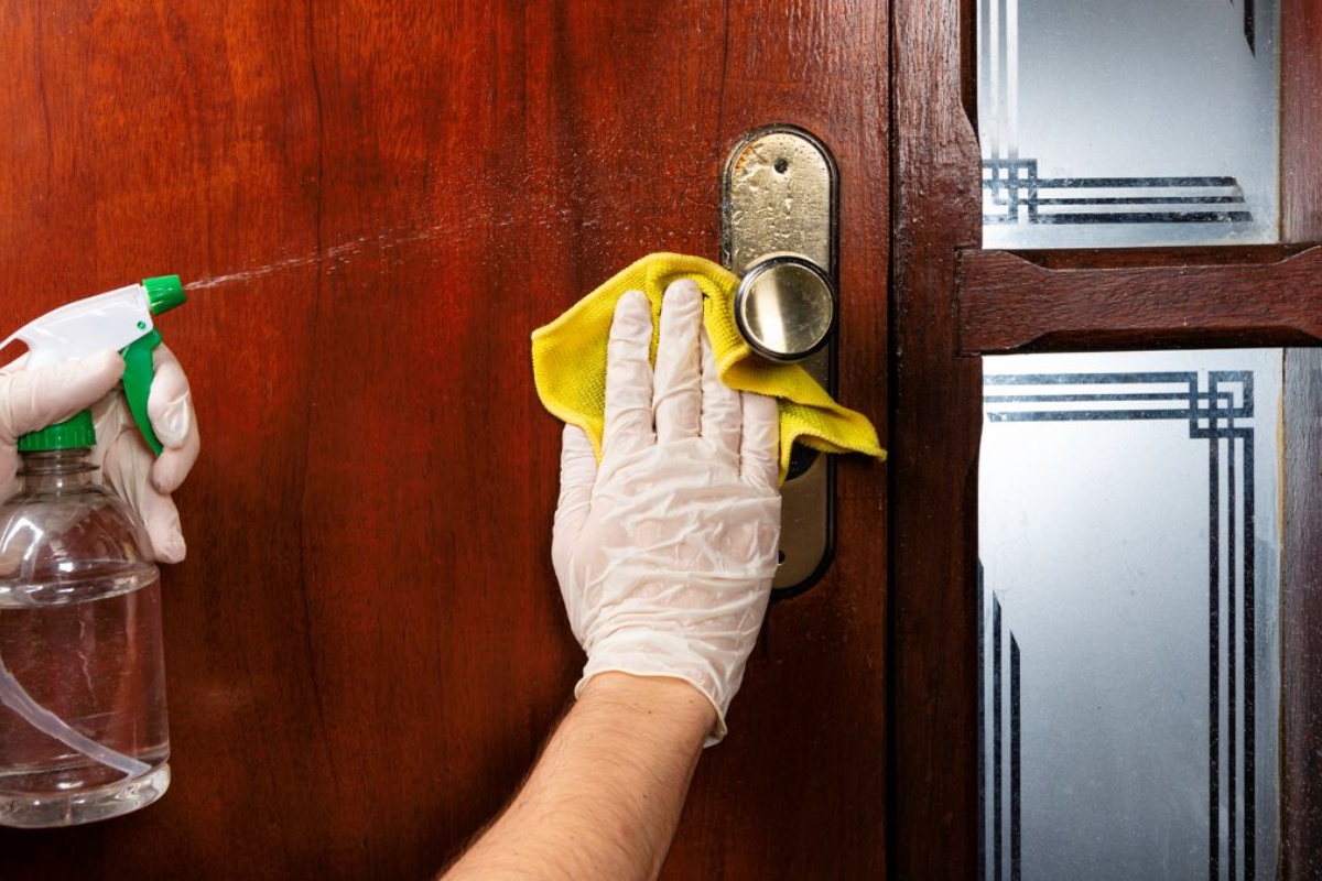 Kako očistiti drvena vrata i vratiti im prvobitni sjaj: najučinkovitiji kućni trik detail 2