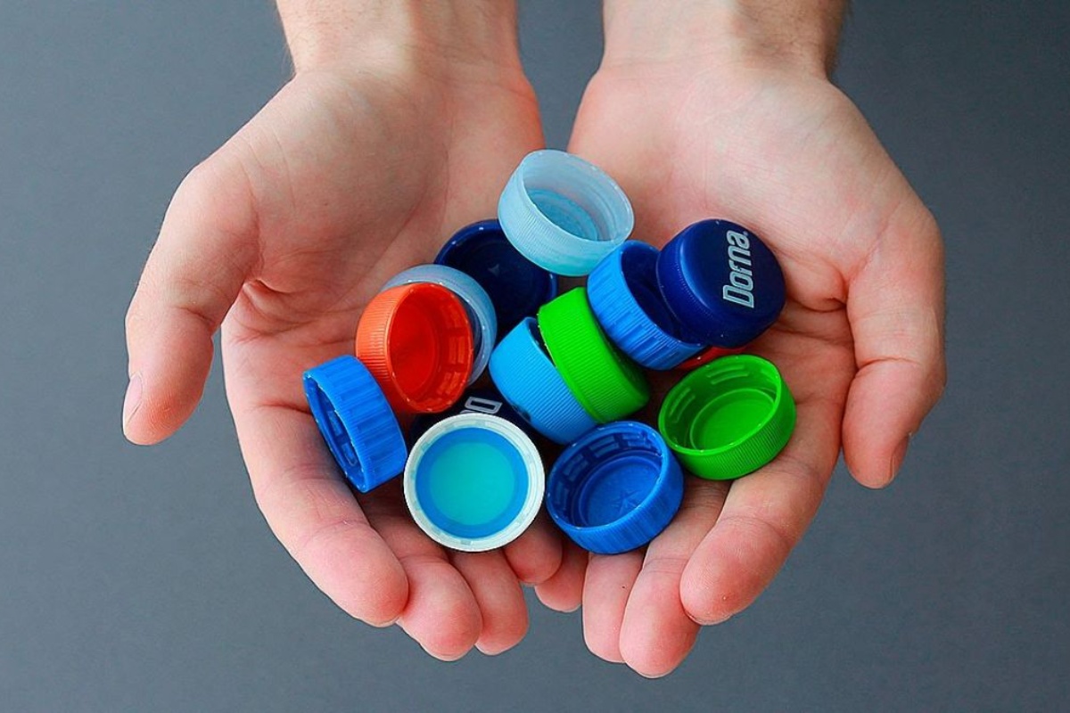 Pomoću plastičnih čepova od gaziranih pića, pokazat ćemo vam kako izraditi božićne ukrase detail 2