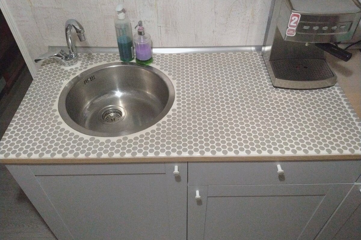 Kupila sam najjeftiniju sol – i pronašla joj primjenu izvan kuhinje: zahod, umivaonik i odvod u tušu izgledaju kao novi detail 2