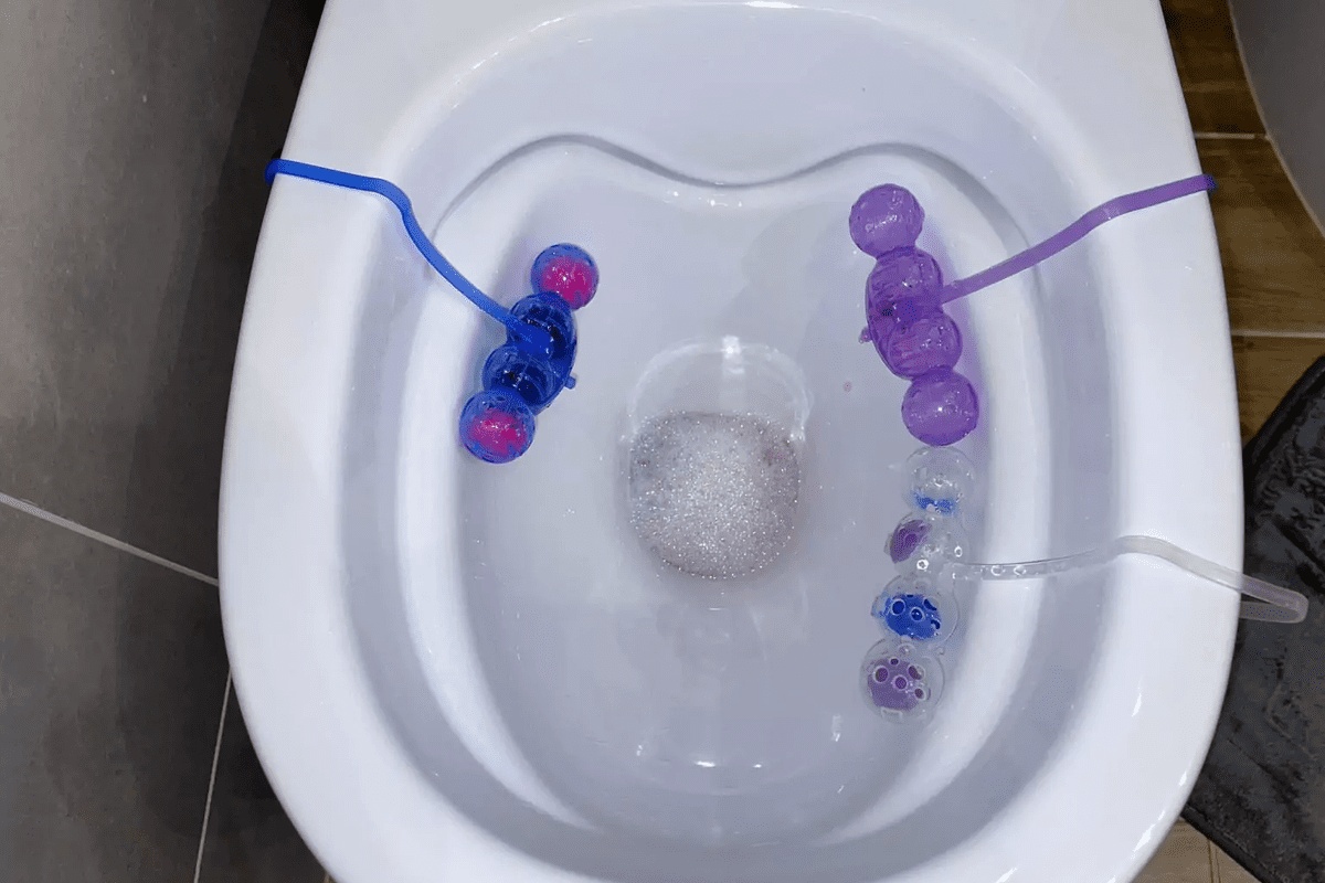 Saznala sam kako očistiti zahodsku školjku bez kemikalija – sjaj kao u hotelu s 5 zvjezdica: potreban je 1 proizvod iz kuhinje + voda detail 2