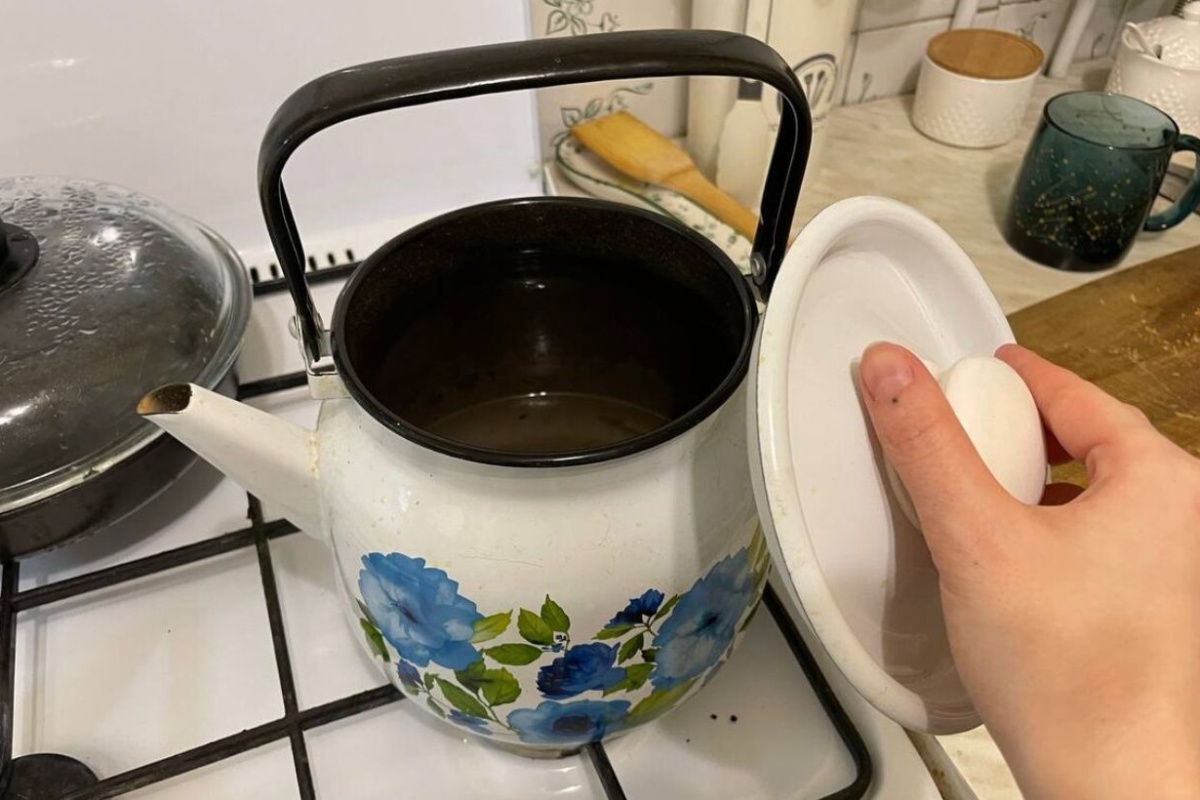 Stara metoda bez sode je uspjela: ubacujem u kuhalo 1 žlicu “ovoga” – i za 5 minuta blista kao novo detail 2