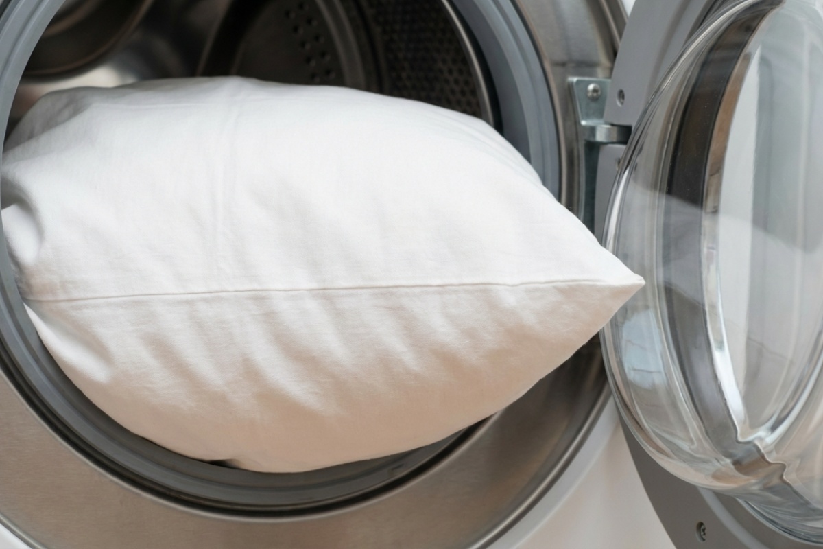 Kako pravilno oprati jastuke i ukloniti žute i smeđe mrlje detail 2