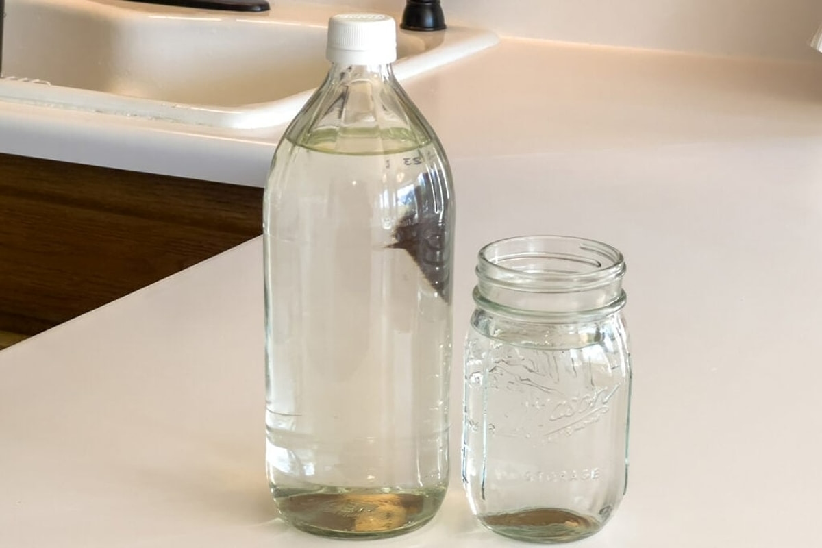 Vješanje boca s vodom i octom na balkonu: zašto se to preporučuje i čemu služi detail 2