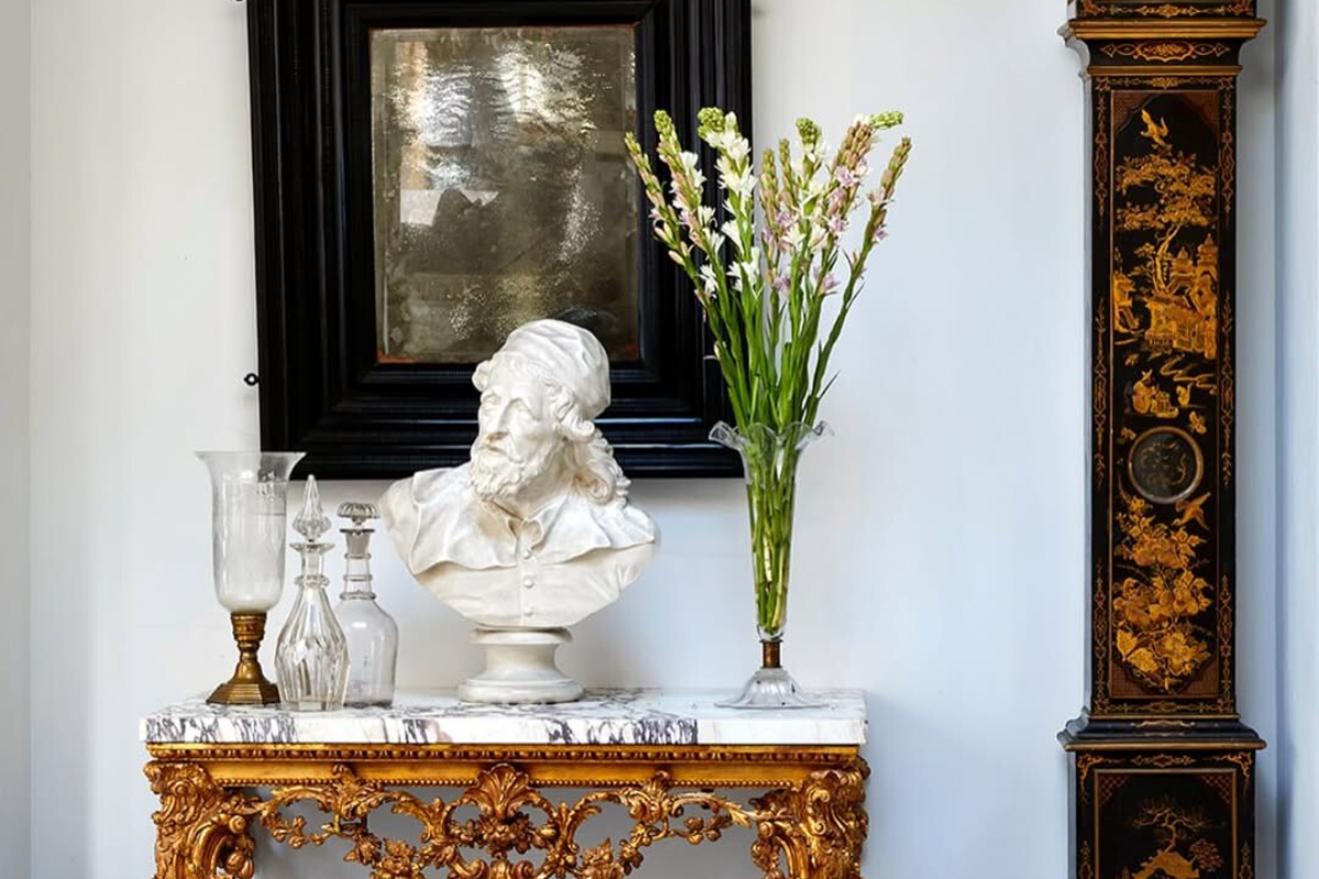 Muškarac kupuje stol za manje od 30 eura u second-hand trgovini i kasnije otkriva da pripada Kraljevskoj kruni: 