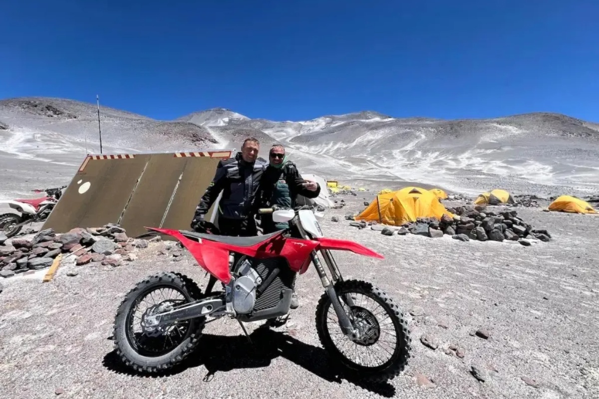 Električni motocikl oborio je rekord benzinaca na vrhu aktivnog vulkana detail 3