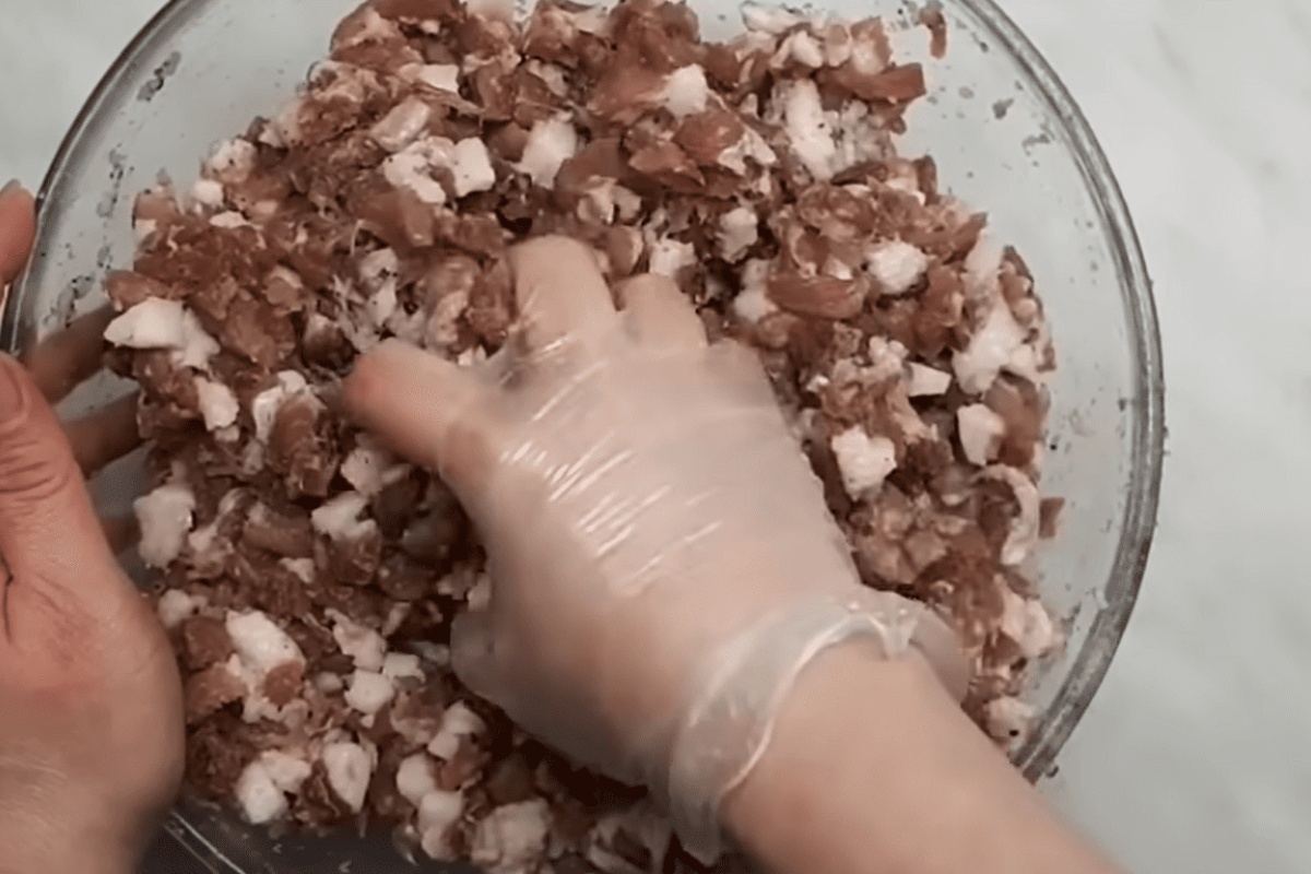 U domaćoj kobasici bez crijeva neće biti pukotina ako se pridržavate 2 omjera — mesa i slanine detail 3