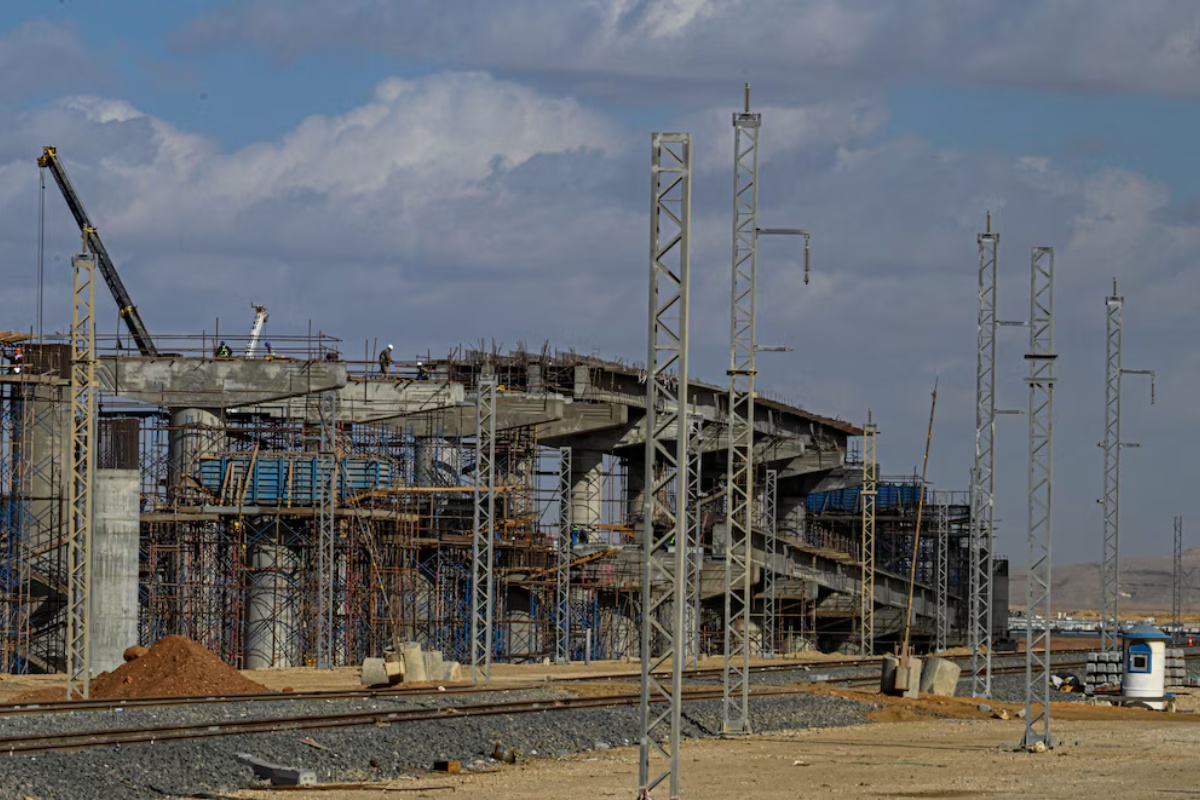 Egipat pokreće svoj prvi brzi vlak za povezivanje Crvenog mora i Sredozemlja u samo tri sata detail 3