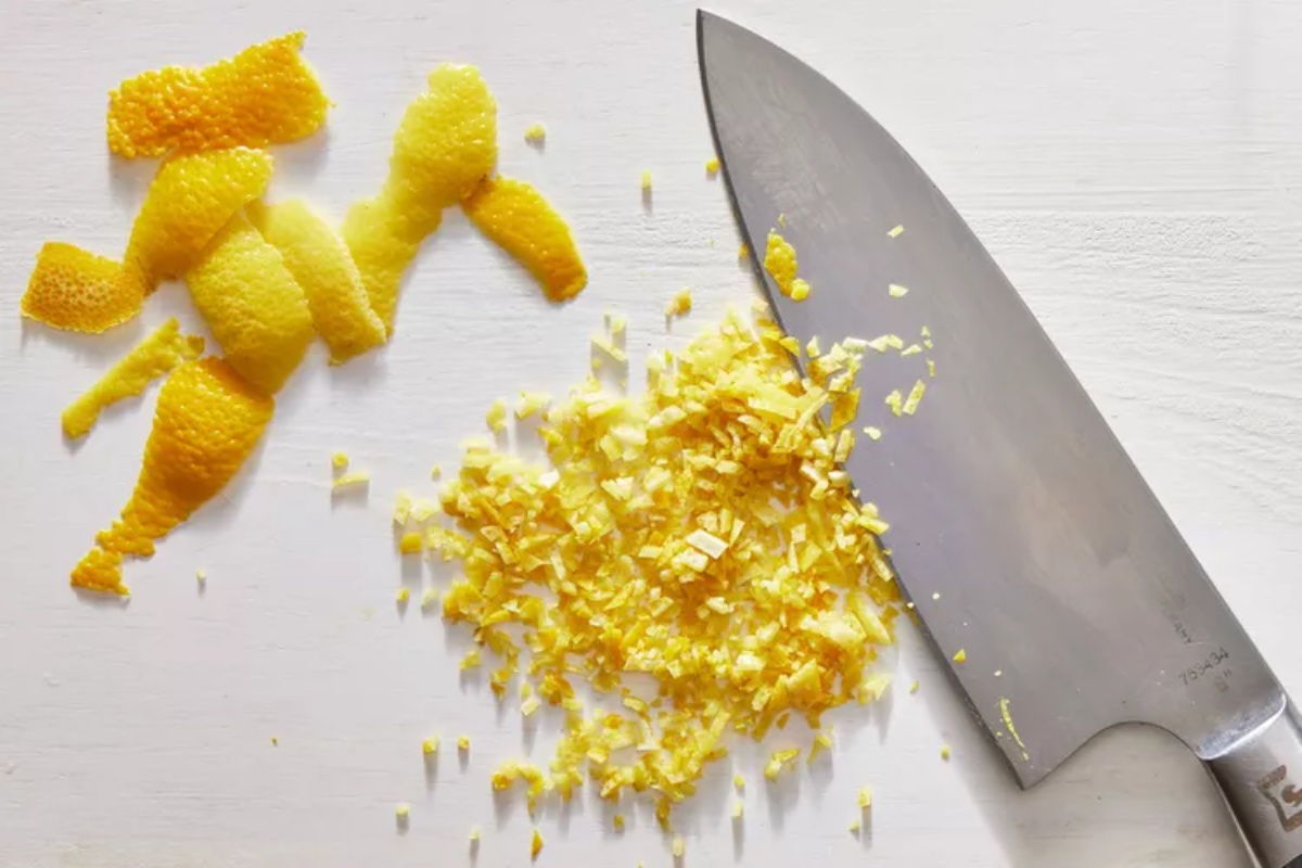 Kako jednostavno naribati koricu limuna bez ribeža za koricu detail 3