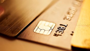 Quando il titolare di un conto bancario muore, cosa devono fare i familiari per non ereditare debiti con il fisco?