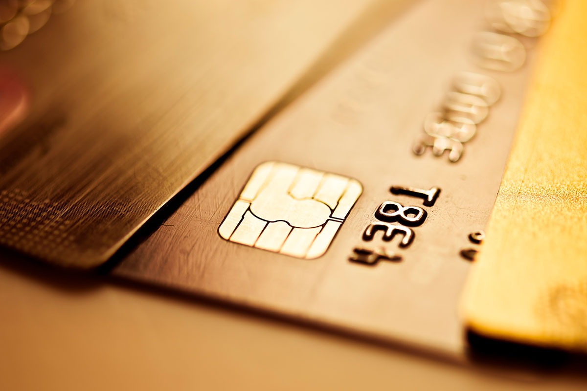 Quando il titolare di un conto bancario muore, cosa devono fare i familiari per non ereditare debiti con il fisco?