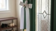 È di tendenza: a cosa serve appendere un nastro bianco alla porta d’ingresso e perché lo raccomandano