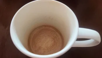 Jak używać octu do czyszczenia brązowej linii, która tworzy się wewnątrz filiżanek