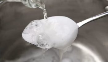 Mieszanie sody oczyszczonej z octem: dlaczego warto to robić i do czego służy