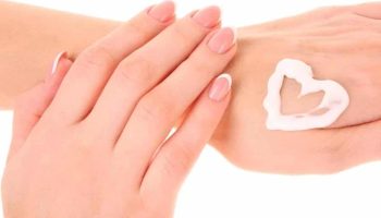 Zde jsou výhody přidání olivového oleje do krému na ruce, které zjemňují pokožku rukou.