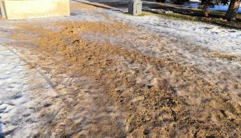 Místo soli posypte touto směsí dlažební kostky. Roztaví veškerý led.