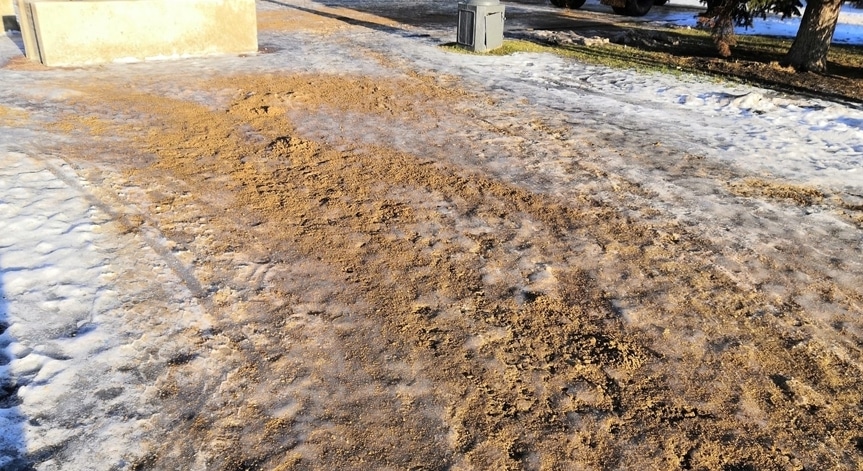 Místo soli posypte touto směsí dlažební kostky. Roztaví veškerý led.