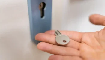 Jak vyjmout zlomený klíč ze zámku bez přivolání zámečníka: jednoduchý způsob pomocí domácích nástrojů.