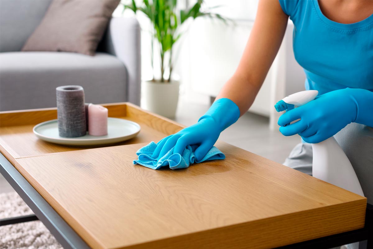 Prach zmizí na dlouho: jednoduchá metoda úklidu používaná v hotelech.