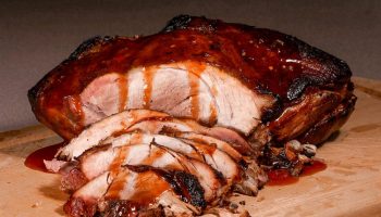 Vepřové maso v medové polevě s česnekovou omáčkou: ideální večeře.