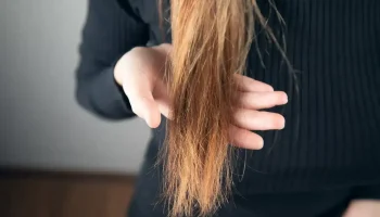 Jak posílit vlasy pomocí směsi s vaječnými skořápkami: účinná pasta domácí výroby.