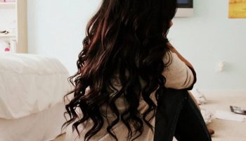 Domácí prostředek z skořice a kávy, který ztmavuje vlasy a zakrývá šediny za pouhých 45 minut.