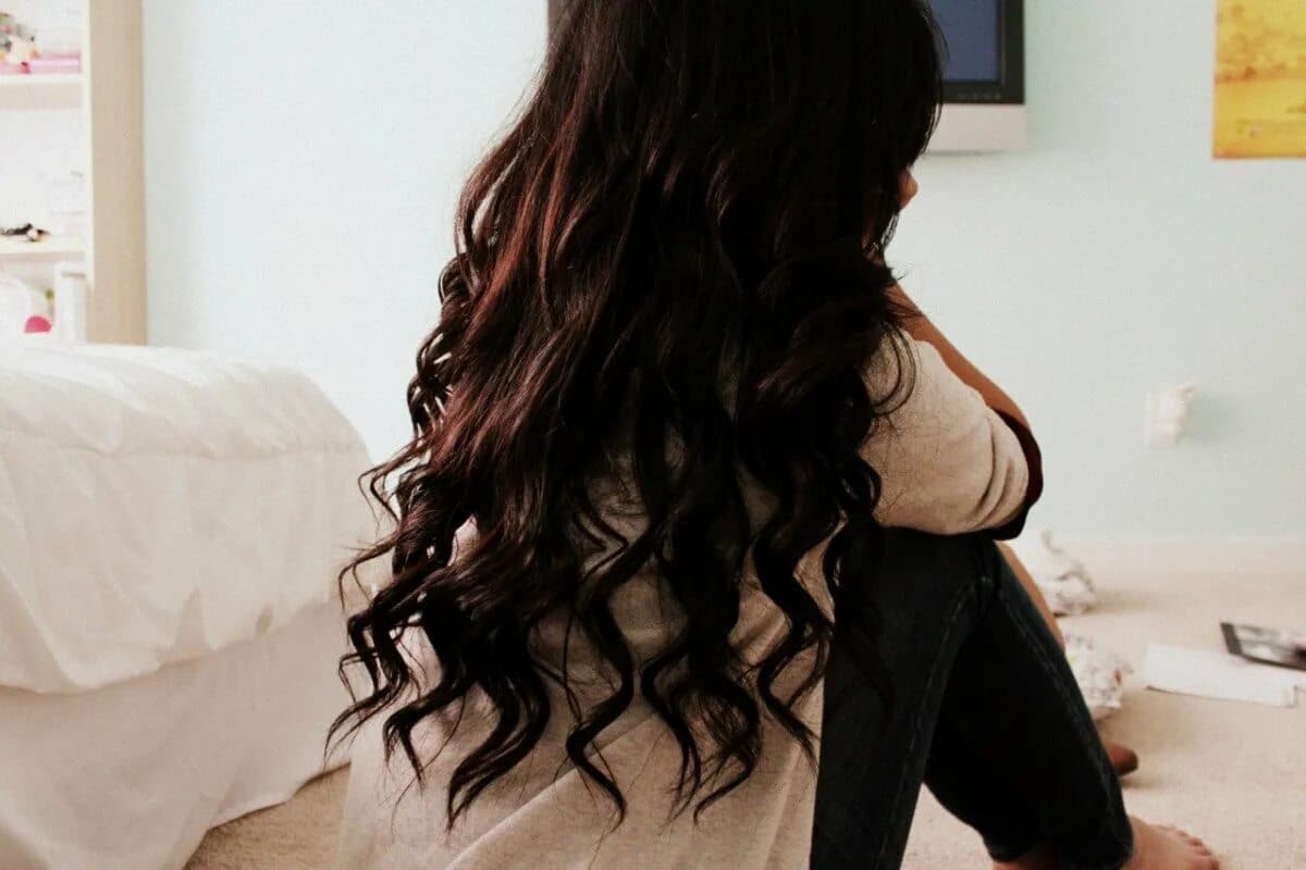 Domácí prostředek z skořice a kávy, který ztmavuje vlasy a zakrývá šediny za pouhých 45 minut.