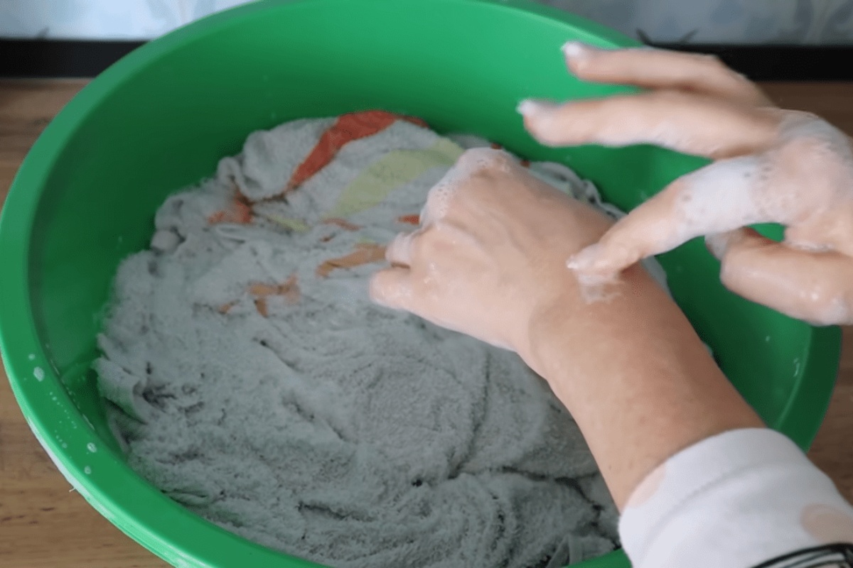 Starim ručnicima ne bacam i ne režem na krpe: 1 namakanje preko noći — i još 5 godina služe na kuhinji