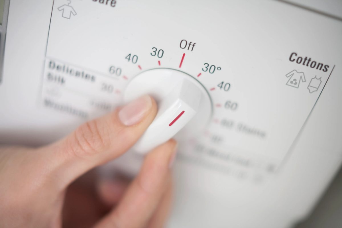 Kada je preporučljivo prati odjeću u vrućoj vodi i zašto se to ne odnosi samo na mrlje?