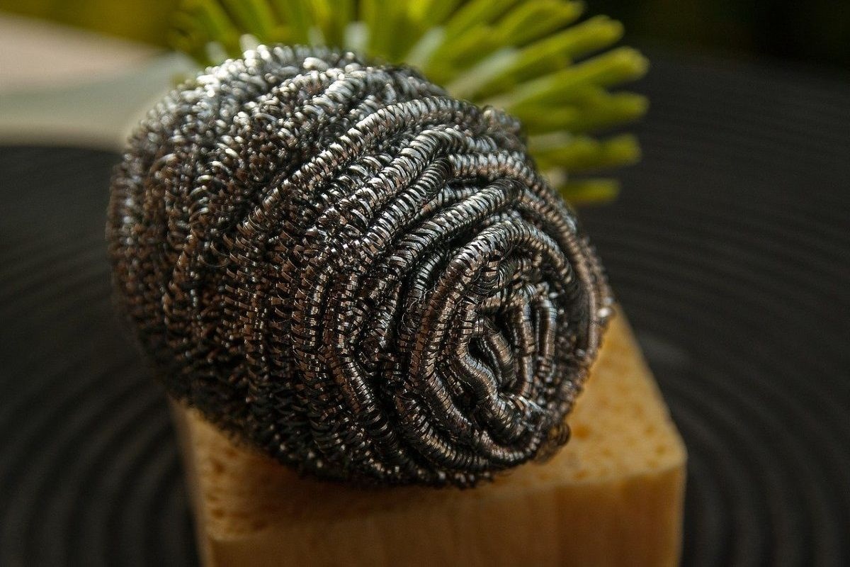 Kako bez napora i učinkovito ukloniti bijele mrlje s dna vaše Essen tave