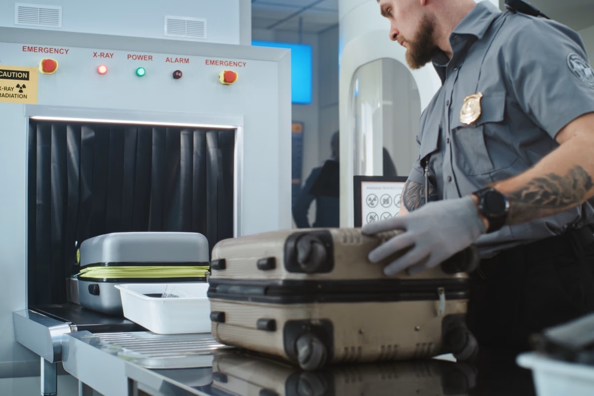 Što ne smijete nositi u svojoj ručnoj prtljazi? Strogo zabranjeni predmeti.