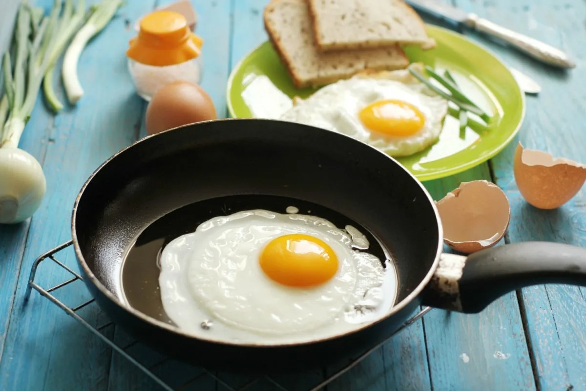 Zašto trebate protrljati češnjak po tavi prije pečenja jaja i čemu to služi?