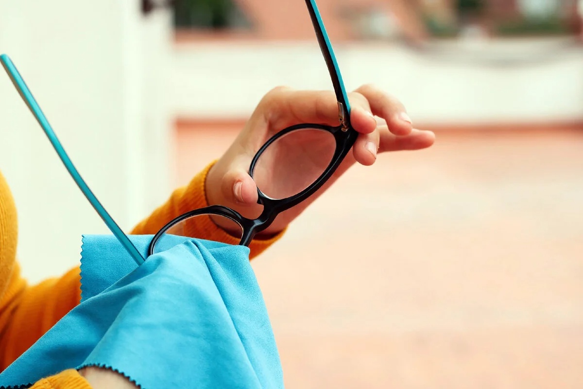 Kako pravilno očistiti naočalne leće kako ne bi ostale ogrebotine ili masne mrlje