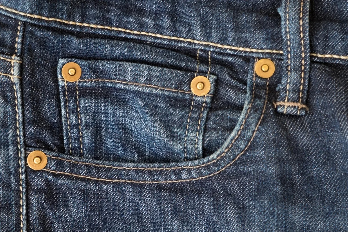 Kako ukloniti male mrlje rđe s nitni na trapericama