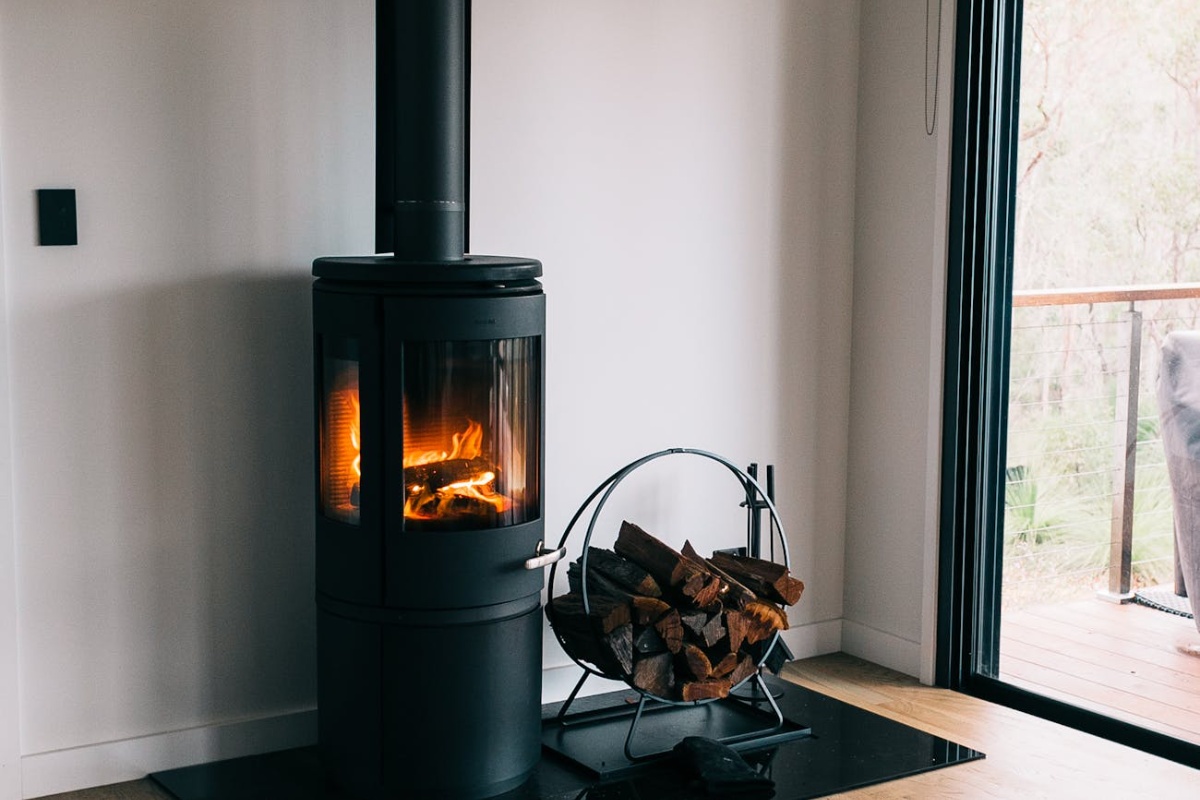 Stari pećar otkrio mi je 1 neočekivani trik – sada drva gore 40% dulje čak i na jakom mrazu