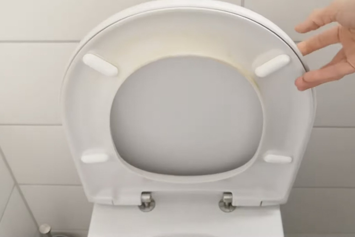 Nitko nije vjerovao da će sol to učiniti – zahodska školjka je kao nova za 10 minuta i bez ikakve kemije