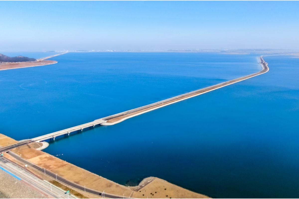 Vidljiva iz svemira, struktura od 33 km, smatrana najvećim morskim zidom na svijetu, zatvorila je cijeli zaljev, stvorila umjetno kopno i suprotstavila gospodarski razvoj i očuvanje okoliša.