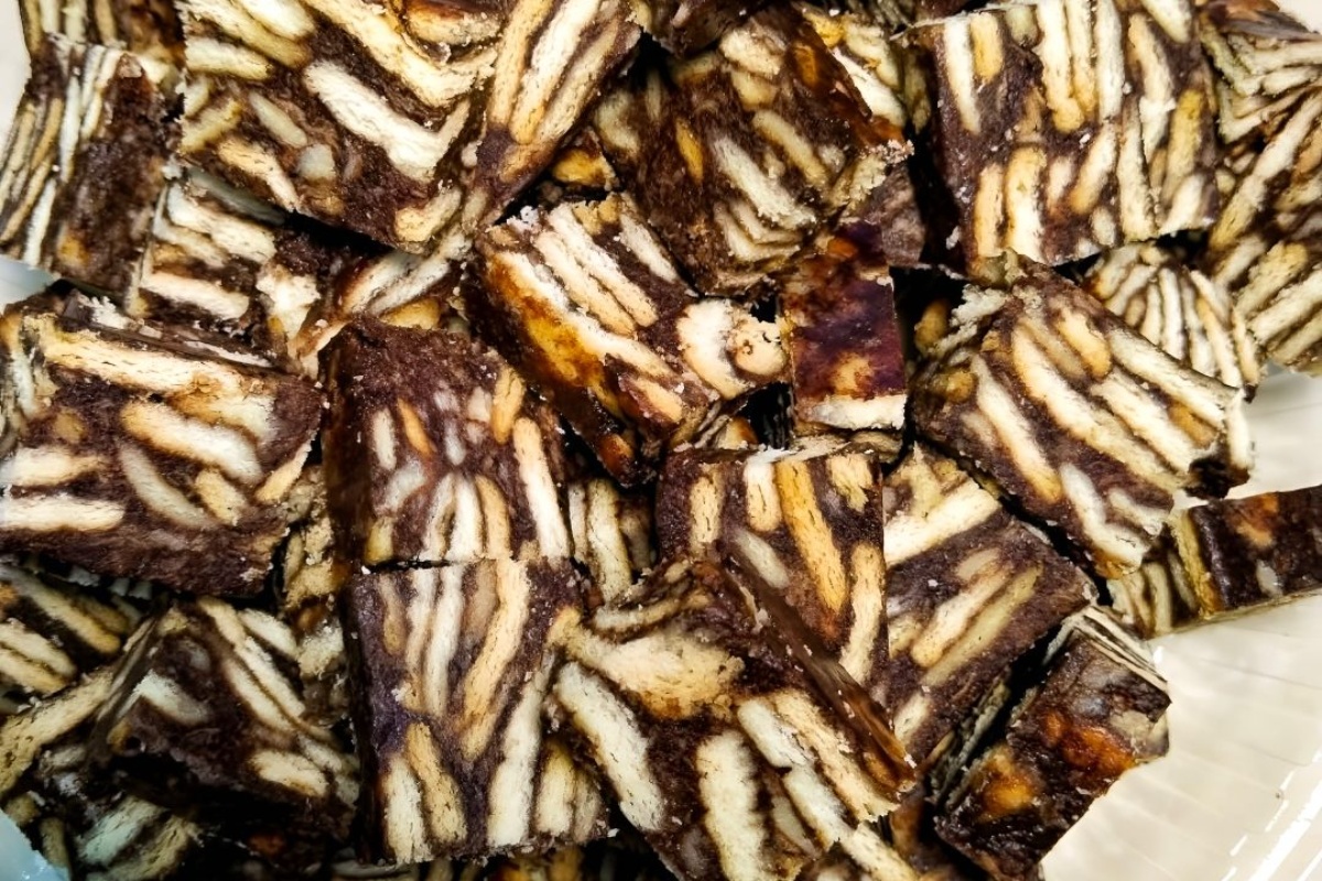 Mekan i ukusan Batik kolač. Koristite ovu metodu kako bi ostao sočan, a uzorci prekrasni! detail 1