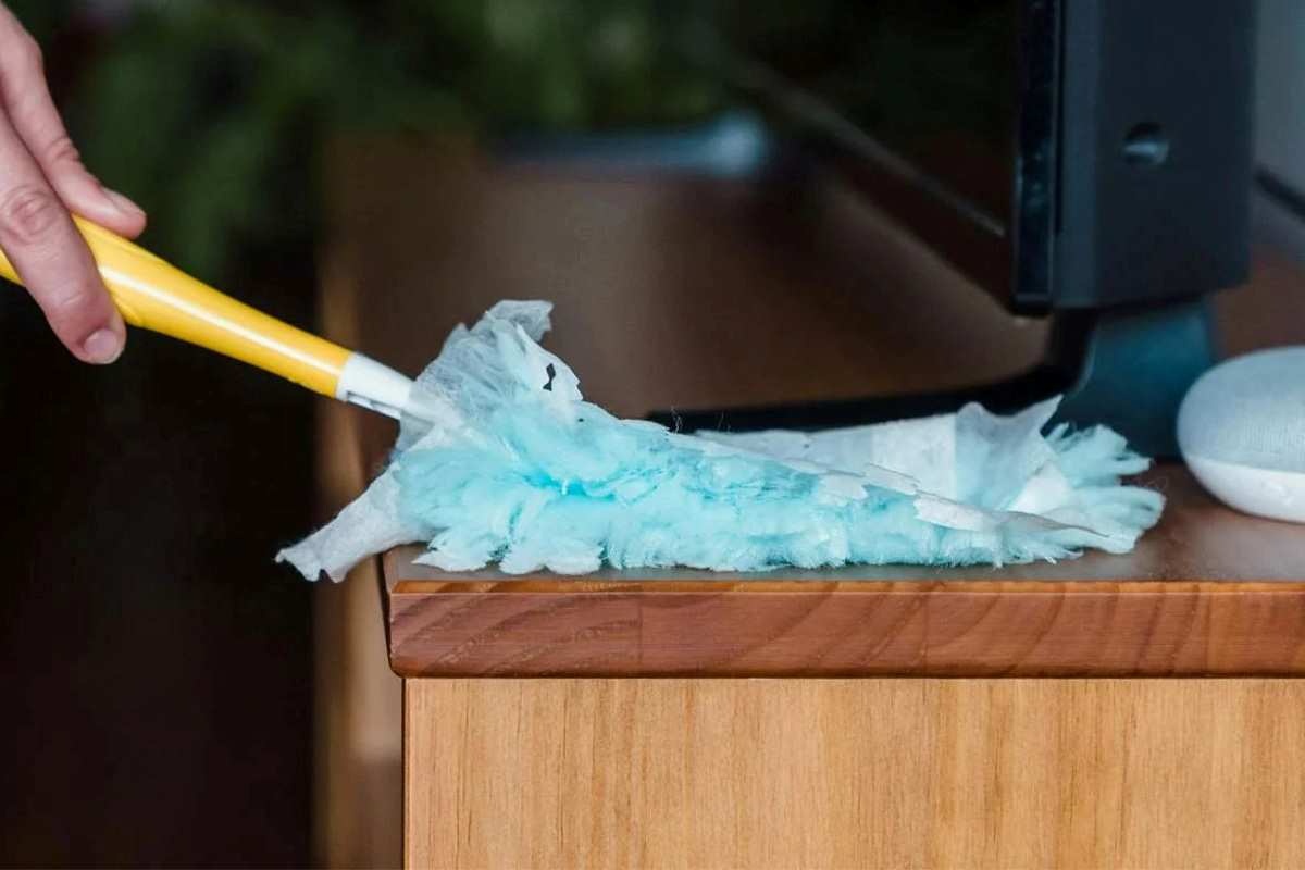 Navlažite krpu i obrišite televizijski zaslon. Domaće sredstvo za mrlje i masne tragove. detail 1