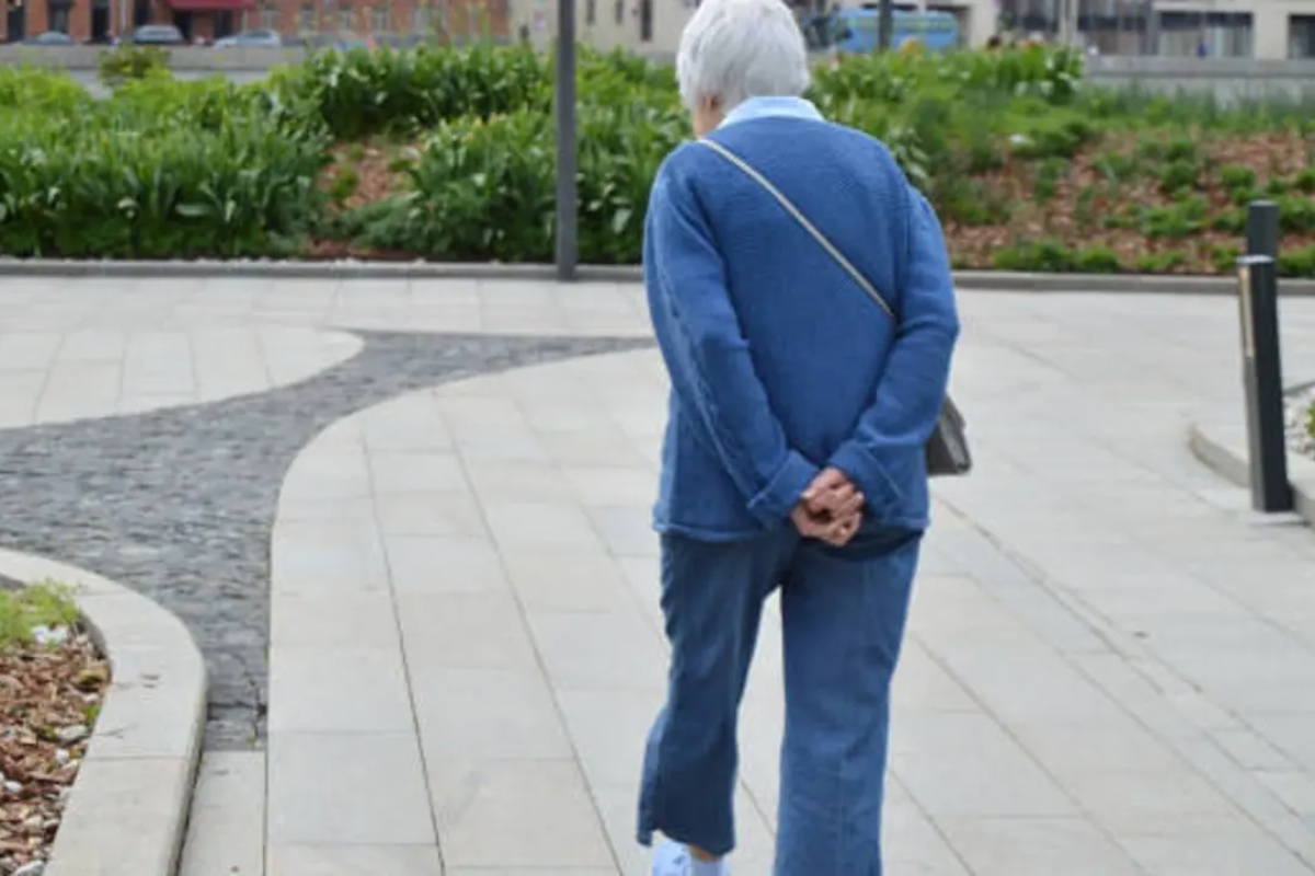 Ako stavljate ruke na leđa dok hodate, psihologija kaže da imate ove zajedničke osobine detail 1