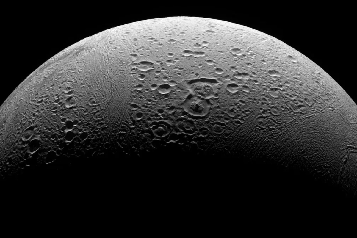 Mogući život pod ledom na Saturnovom mjesecu: nova otkrića znanstvenika donijela neočekivane rezultate